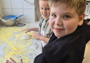 dzieci przygotowują pizzę
