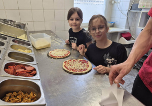 dzieci przygotowują pizzę