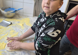 dzieci przygotowują pizzę
