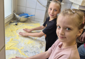 dzieci przygotowują pizzę
