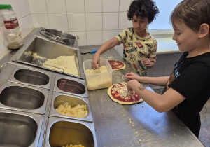 dzieci przygotowują pizzę