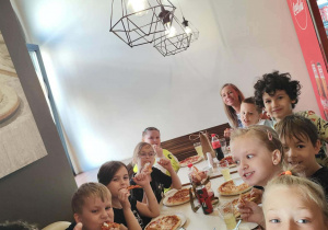dzieci przygotowują pizzę