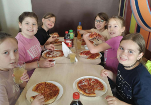 dzieci przygotowują pizzę
