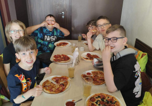 dzieci przygotowują pizzę